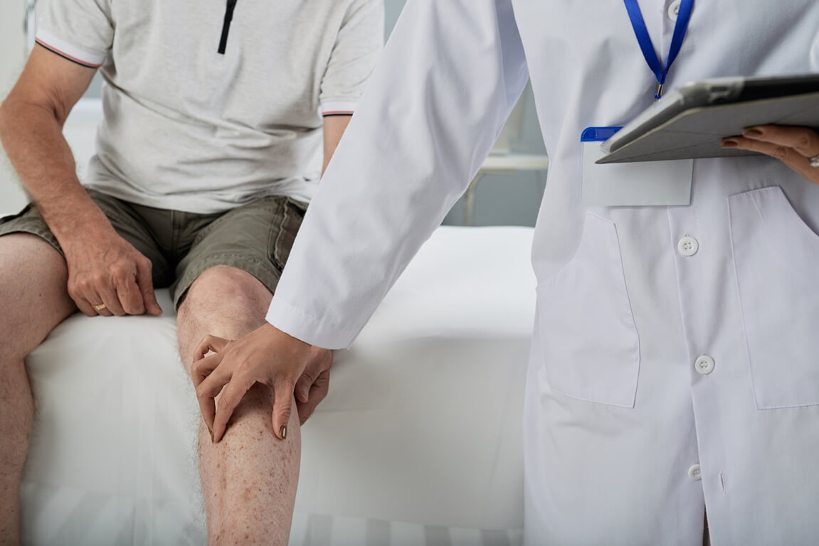 Судороги ног у пожилых людей: причины и уход